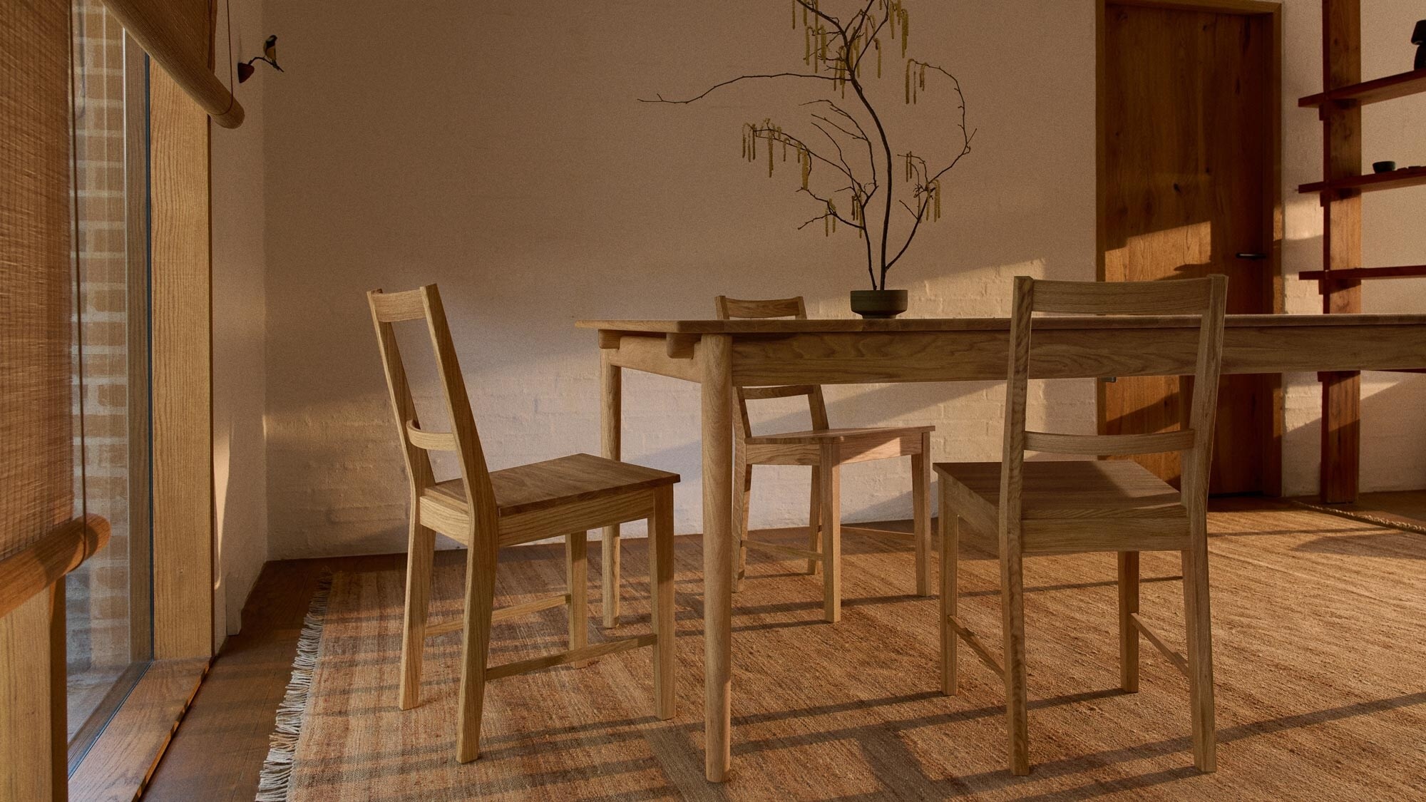 bord og stoler i eik på et stort hampeteppe