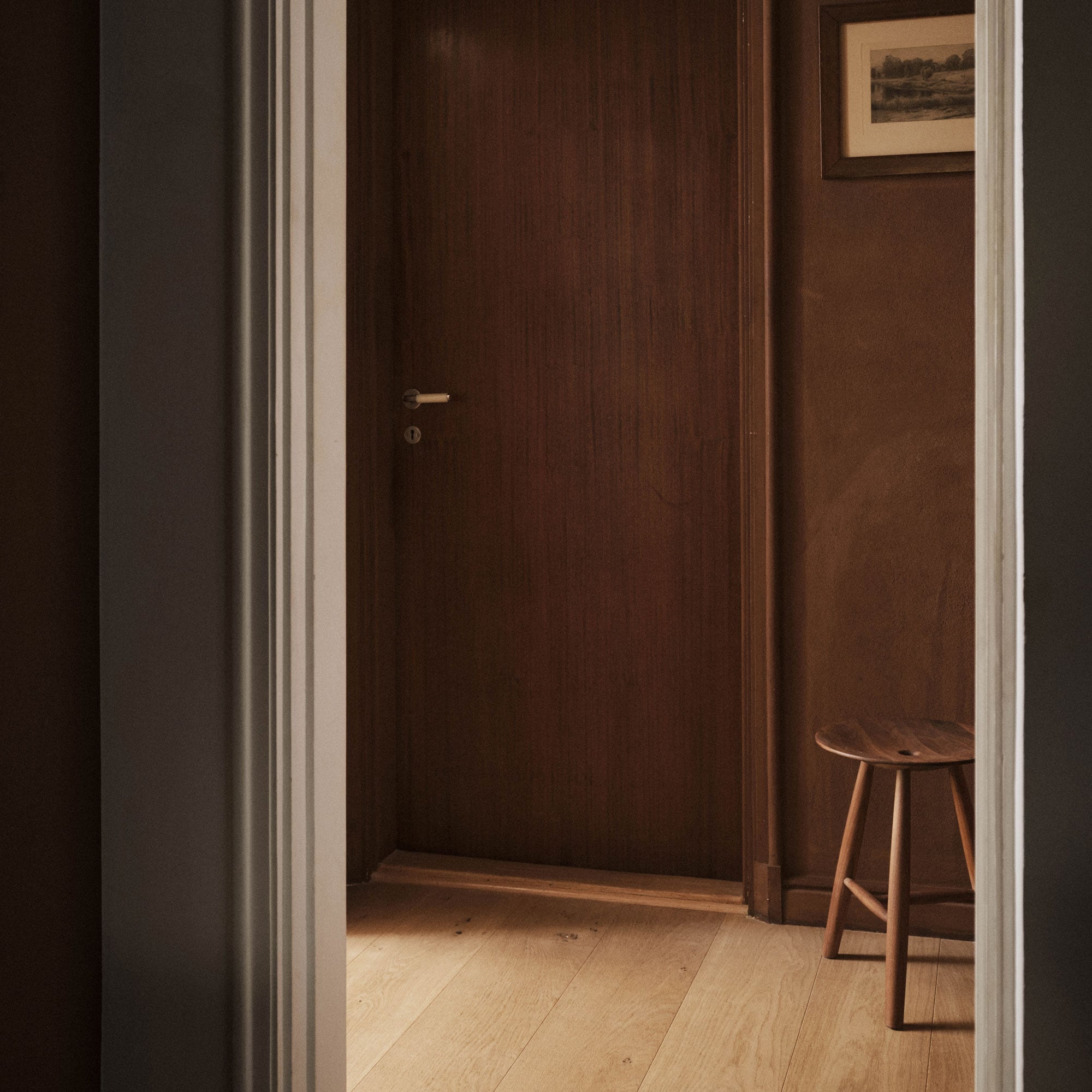 Oljet eikepall i en døråpning