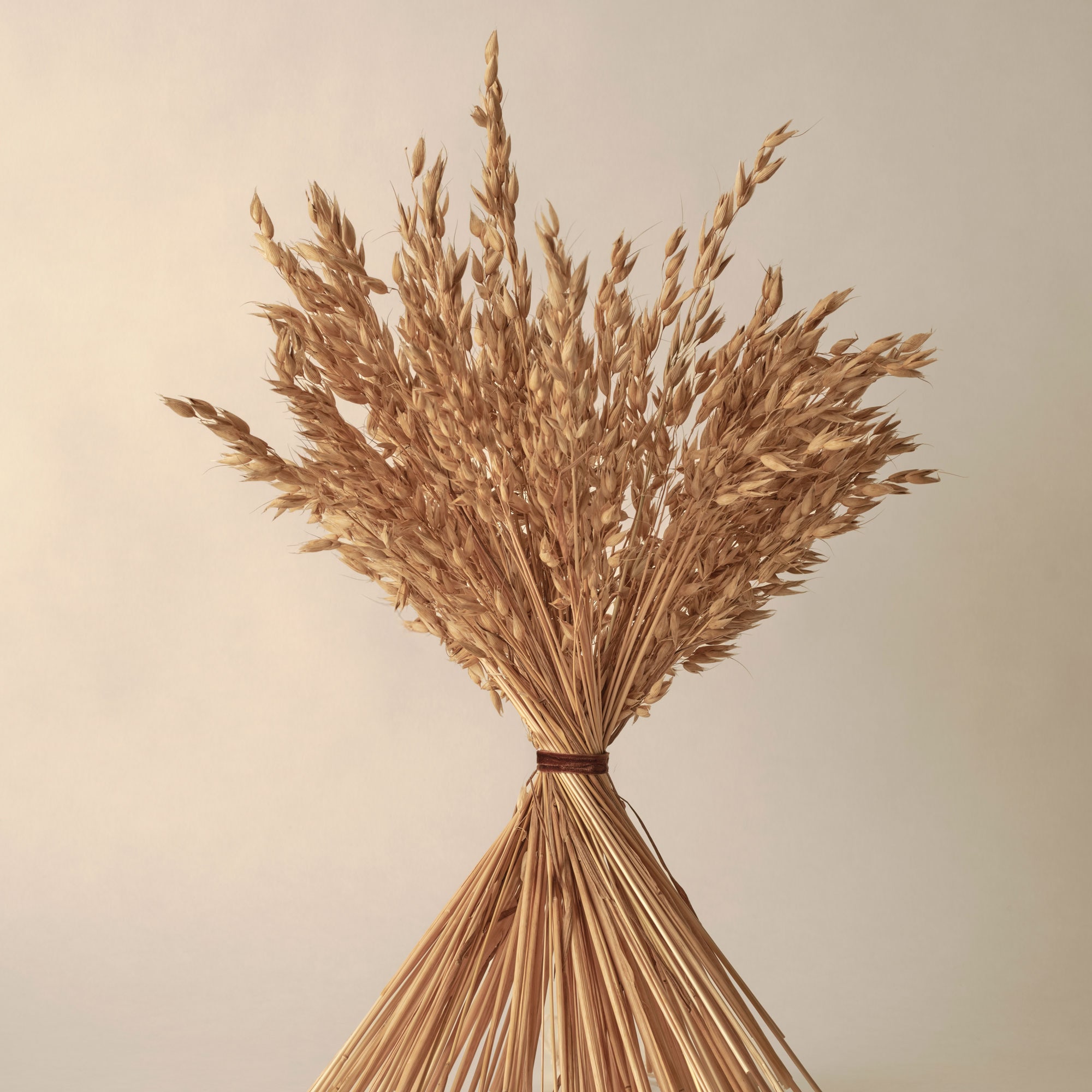 Julebord dekket med kaker og stearinlys