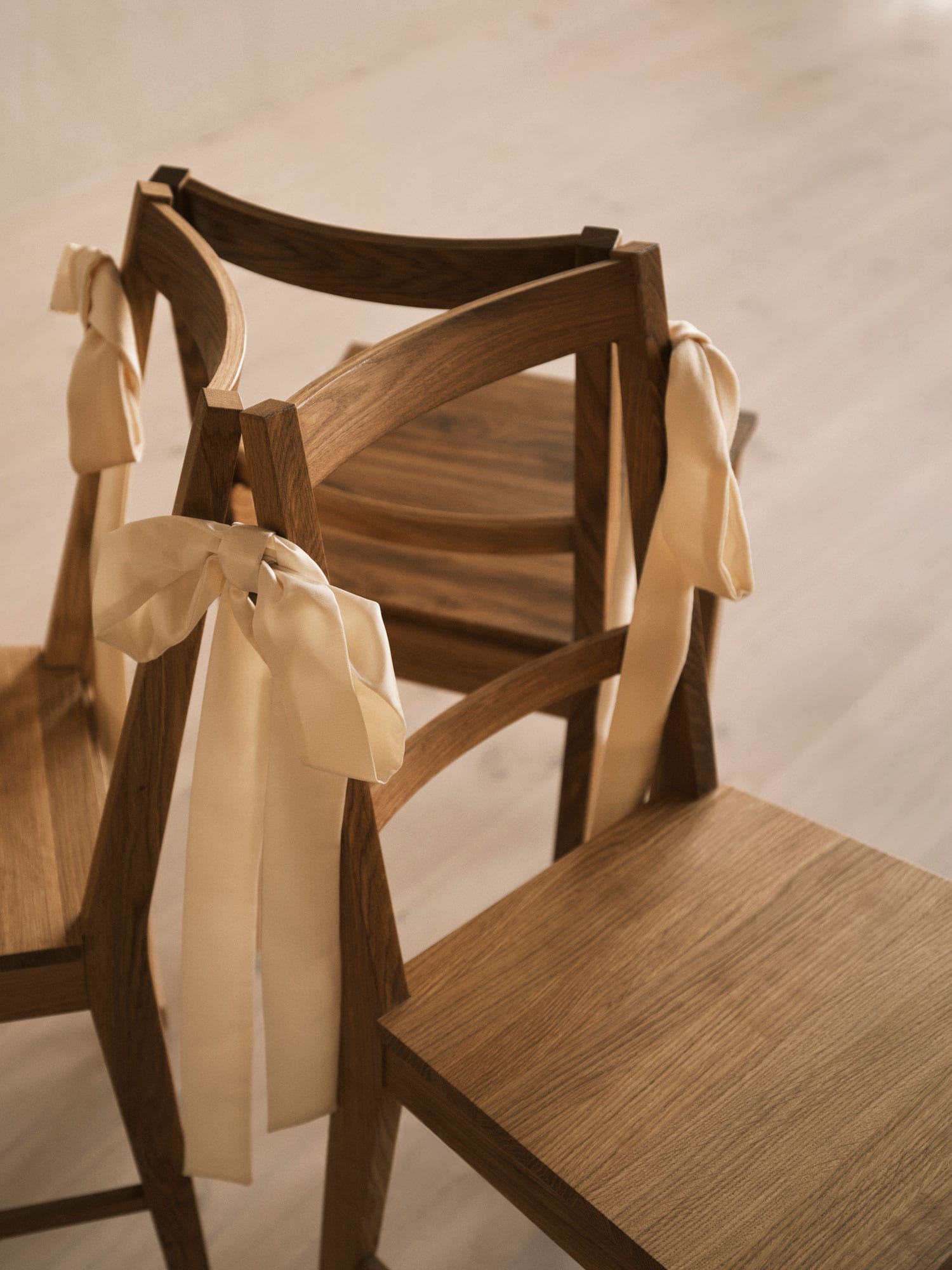 tre stoler i en sirkel med rosetter