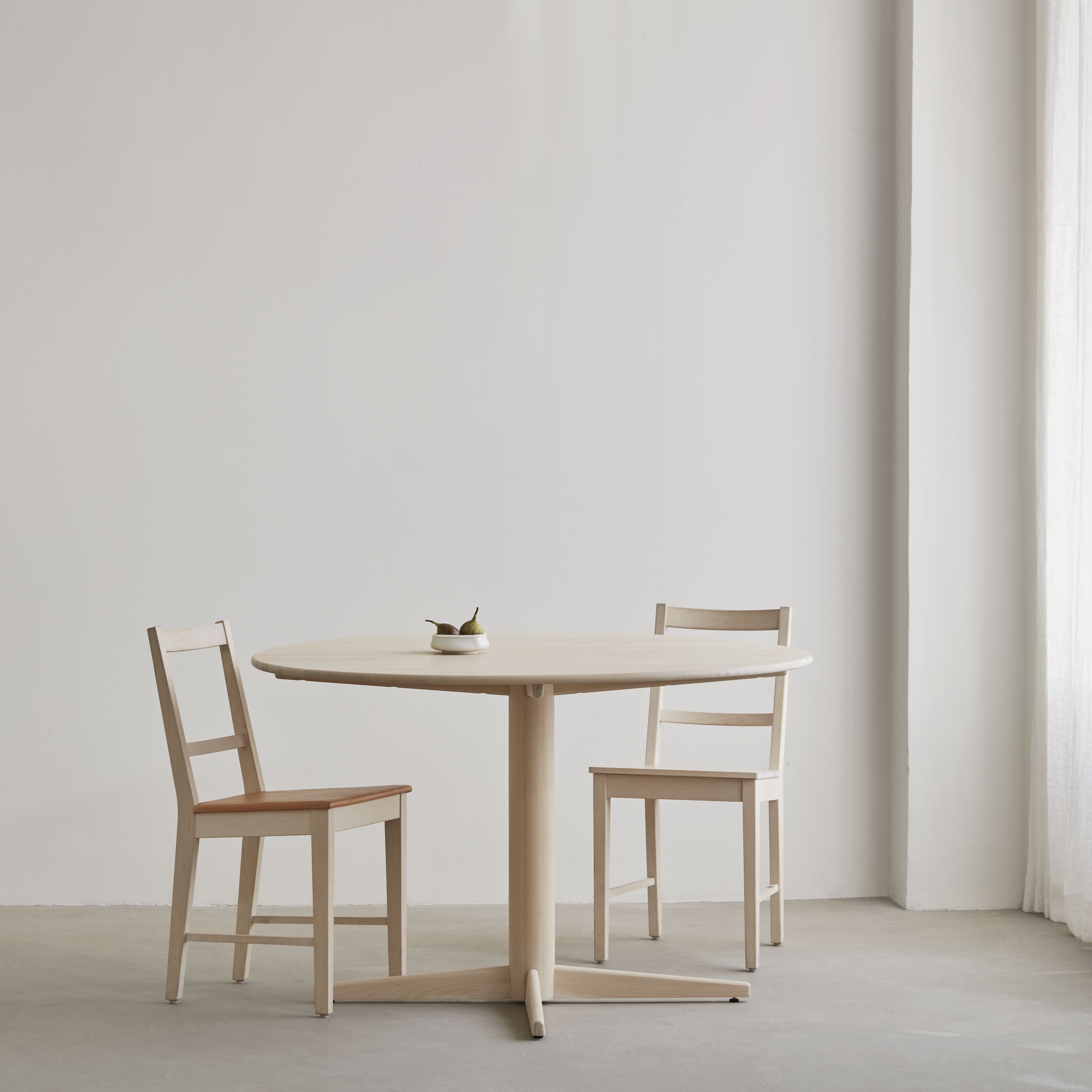Spisebord med to matchende stoler