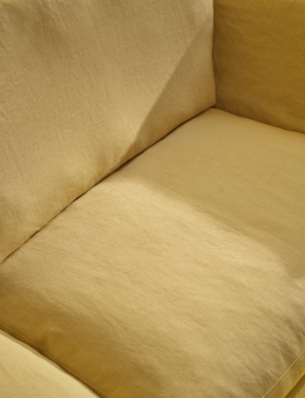 gul soffa i naturmaterial